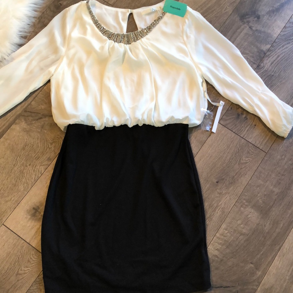 💥 Black & White Beaded collar dress size L